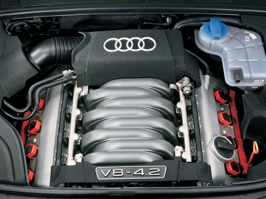 Моторный отсек Audi S4 Sedan (B6, 8E) 2003 года  (фото 16 из 18)